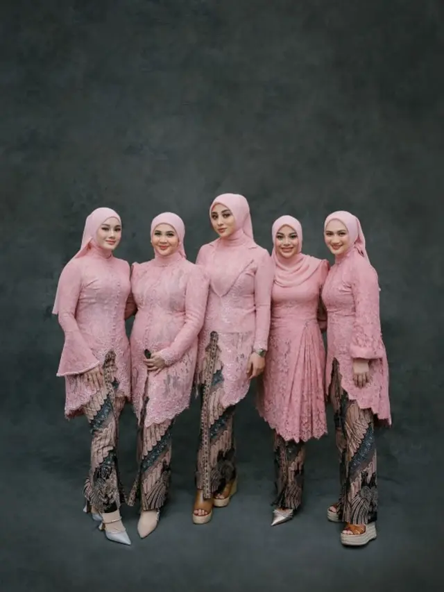 Model Tunik Simpel Kekinian ala Melody Laksani