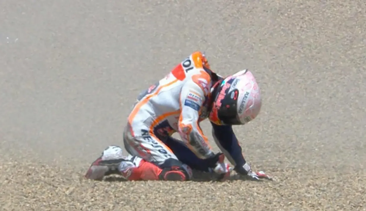 GP Jerez 2020. Marc Marquez mengalami kecelakaan saat balapan utama di GP Jerez 2020 (26/7/2020). Ia tercecer di posisi 19 dan berusaha keras untuk comeback. Ia mengalami kecelakaan di tikungan ketiga yang menyebabkan ia terpental dan menghantam aspal dengan keras. (MotoGP.com)