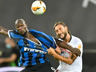 Pemain Inter Milan, Romelu Lukaku (kiri) dan gelandang Sevilla, Nemanja Gudelj berebut bola pada pertandingan Final Liga Europa di Stadion Rhein Energie, Sabtu (22/8/2020) dini hari. Sevilla menjadi juara Liga Europa setelah menang dengan skor 3-2. (AP Photo/Martin Meissner, Pool)