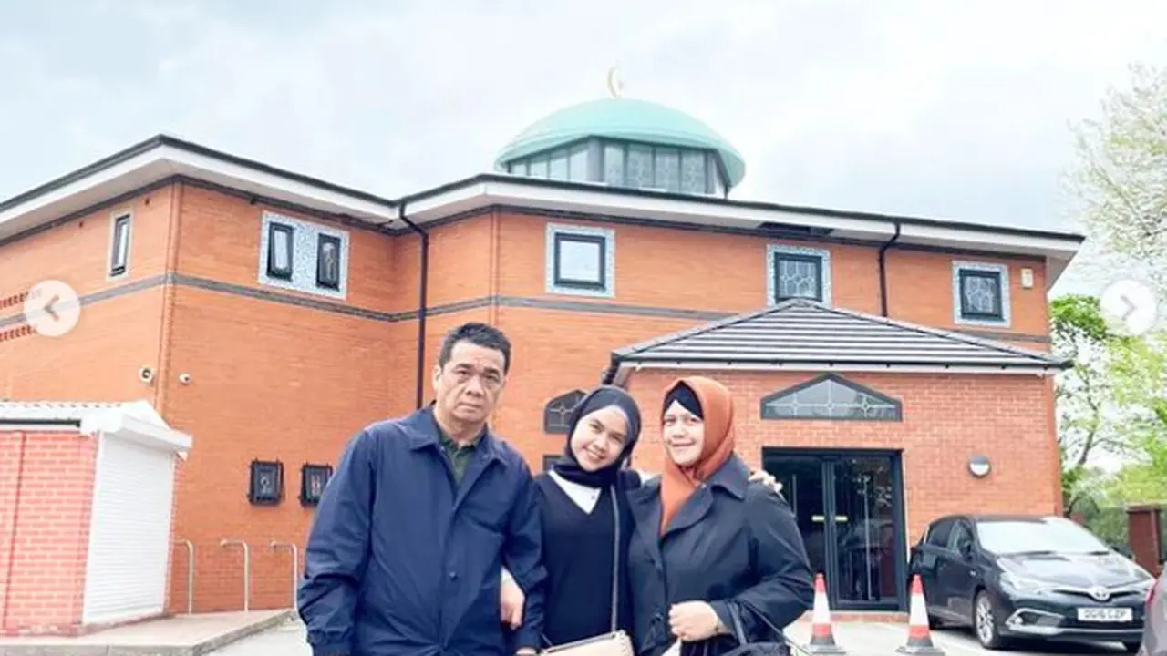 Kebersamaan Wakil Gubernur DKI Jakarta Ahmad Riza Patria bersama istri saat berlebaran bersama anaknya, Aisha di Inggris. (@arizapatria)