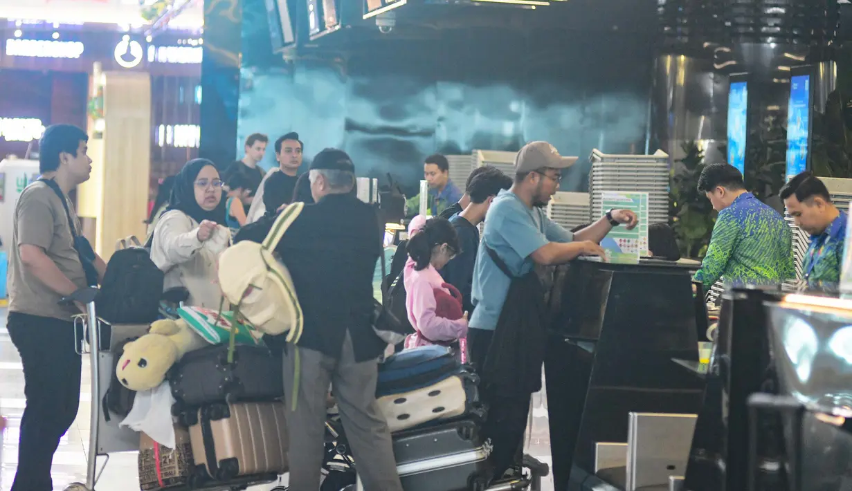 Pada tanggal tersebut, pergerakan penumpang di 37 bandara diperkirakan mencapai 549.554 orang, dengan sekitar 3.616 penerbangan. Tampak dalam foto, calon penumpang saat berada di Terminal 3 Bandar Udara Internasional Soekarno–Hatta, Tangerang, Banten, Rabu (11/3/2026). (merdeka.com/Arie Basuki)