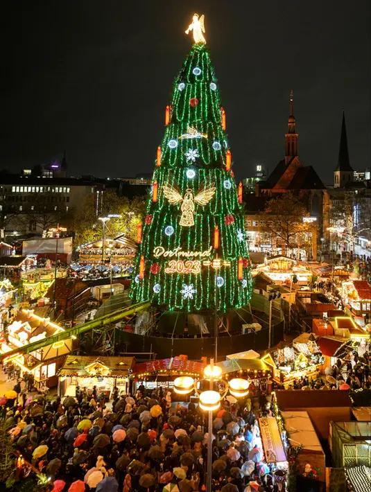 <p>Pohon Natal tradisional setinggi 45 meter terlihat di Pasar Natal di Dortmund, Jerman, Senin (27/11/2023). Menurut Kota Dortmund, itu adalah pohon Natal terbesar di dunia, terbuat dari lebih dari 1000 pohon cemara merah dan diterangi sebanyak 48.000 lampu. (AP Photo/Martin Meissner)</p>