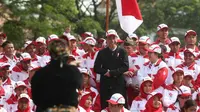 Presiden Joko Widodo berfoto bersama dengan atlet Indonesia yang akan berangkat ke SEA Games 2017, di Istana Merdeka, Jakarta, Senin (7/8/2017). (Twitter/Imam Nahrawi)