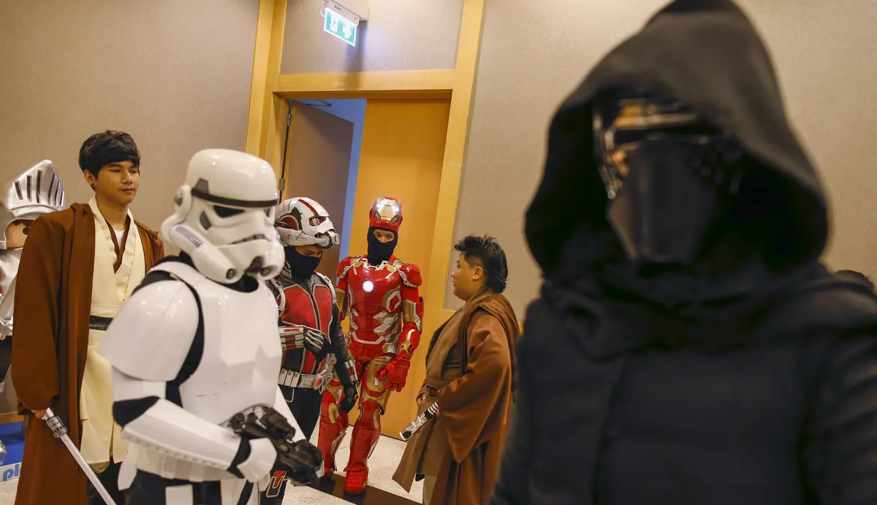 Sejumlah penggemar berpakaian seperti karakter Kylo Ren (kanan),  Stormtrooper, Jedi Knight, Ant-Man dan Iron Man berkumpul sebelum konferensi pers Bangkok Entertainment Week 2016 di BACC, Thailand, (21/4/2016). (REUTERS/Athit Perawongmetha)