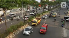 Kendaraan melintas di Jalan Margonda Raya, Depok, Jawa Barat, Sabtu (25/7/2020). Kapolres Metro Depok Kombes Pol. Azis Andriansyah memastikan tilang elektronik akan diterapkan di sejumlah jalan protokol di Kota Depok. (Liputan6.com/Immanuel Antonius)