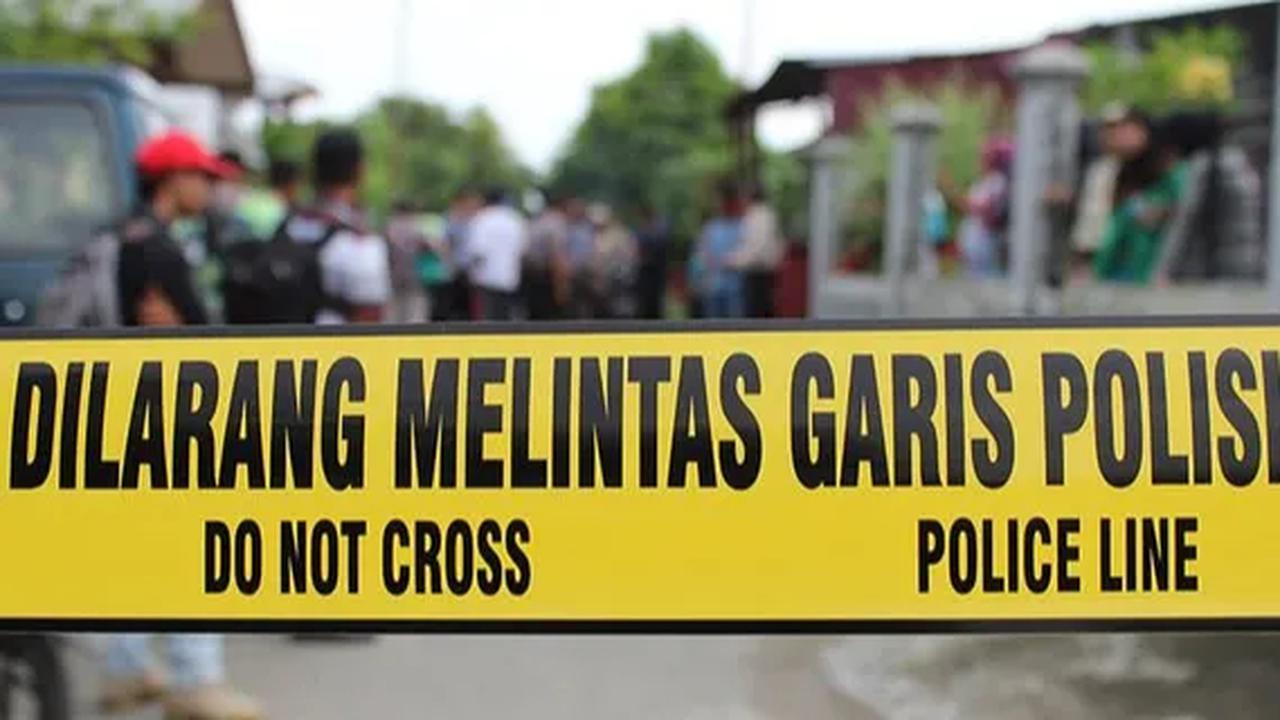 Dari pengakuan pelaku kepada polisi, penyiraman air keras itu diduga telah direncanakan. Pelaku membeli bahan air keras di sebuah toko di Pasar Johar, Karawang.