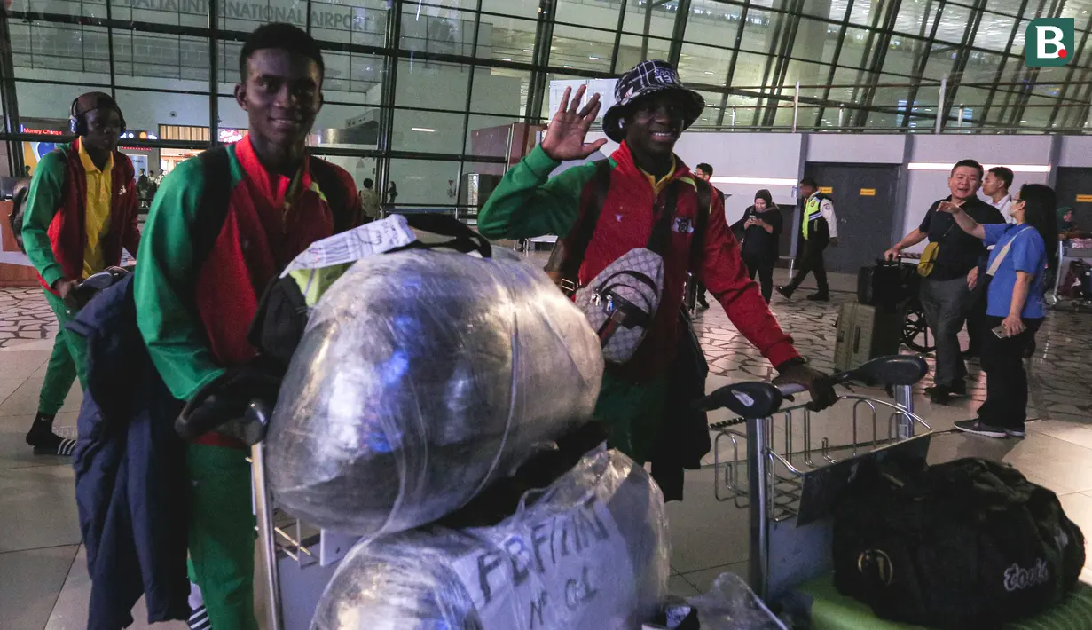 Senyum semringah ditunjukkan pemain Timnas Burkina Faso U-17 saat keluar dari Terminal 3 Bandara Soekarno Hatta, Tangerang, Banten, Rabu (1/11/2023). (Bola.com/Bagaskara Lazuardi)