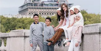 Kebahagiaan tengah dirasakan oleh Shandy Aulia. Pasalnya, mimpi mengajak saudara kandungnya berlibur akhirnya terwujud. Berbagi kebahagiaan dengan saudara muslim. (Instagram/shandyaulia)