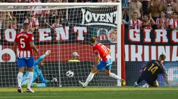 Striker Real Madrid, Joselu (kanan) mencetak gol pertama timnya ke gawang Girona pada laga pekan ke-8 Liga Spanyol 2023/2024 di Montilivi Stadium, Girona, Spanyol, Sabtu (30/9/2023) malam WIB. (AP Photo/Joan Monfort)