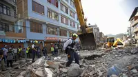 Regu penyelamat mencari korban di puing bangunan yang runtuh di Kathmandu, Nepal, setelah gempa bumi susulan berkekuatan 7,3 SR melanda wilayah tersebut, Selasa (12/5/2015). (REUTERS/Navesh Chitrakar)