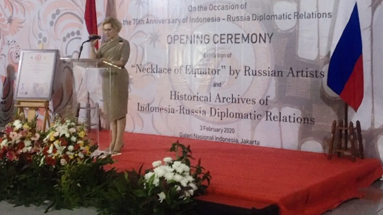 Duta Besar Federasi Rusia, Y.M. Ludmila Vorobieva saat acara pembukaan Pameran Lukisan "Untaian Katulistiwa" di Galeri Nasional Indonesia, Senin, 3 Februari 2020.