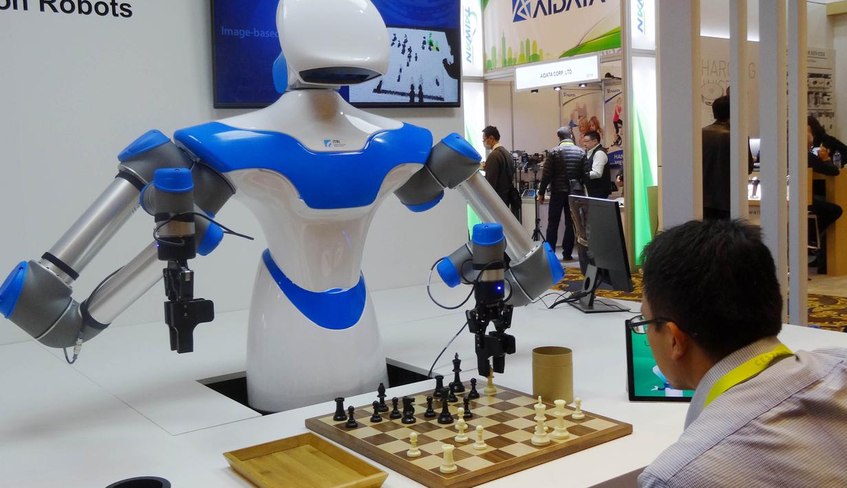 Sebuah robot bermain catur melawan pengunjung saat pameran Consumer Electronic Show (CES) 2017 di Las Vegas, AS (8/1). Robot ini dikembangkan oleh Taiwan Industrial Technology Research Institute yang dilengkapi "intelligent vision system". (AFP/Rob Lever)