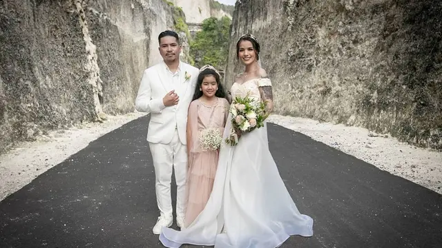 6 Potret Kedekatan Dimas Akira dan Putri Sulung Sheila Marcia, Bak Anak Kandung