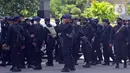 Personel Brimob berjaga di area Polda Metro Jaya, Selasa (1/12/2020). Hingga Selasa sore pukul 15.00 WIB, Pimpinan FPI Muhammad Rizieq Shihab beserta rombongannya belum muncul di Polda Metro Jaya. (Liputan6.com/Herman Zakharia)