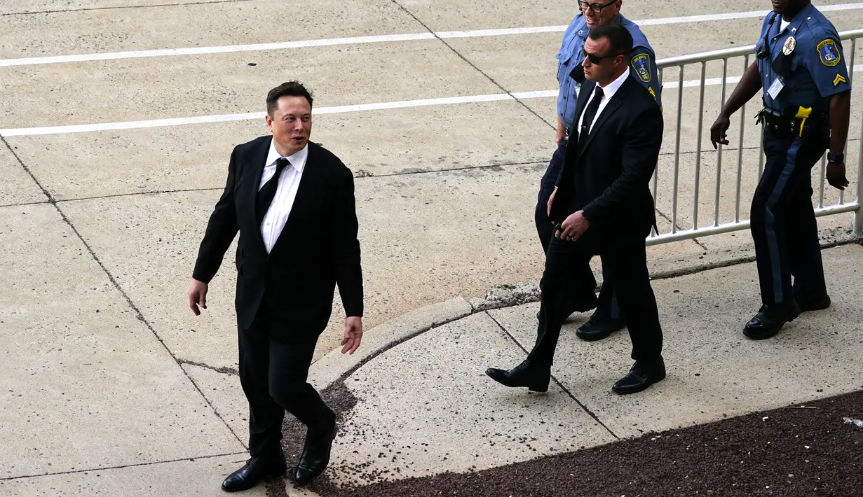 Elon Musk berjalan dari pusat peradilan di Wilmington, Delaware, Amerika Serikat, Senin (12/7/2021). Elon Musk menjadi saksi untuk mempertahankan perannya dalam akuisisi SolarCity senilai USD 2,6 miliar atau sekitar Rp 37,71 triliun oleh Tesla. (AP Photo/Matt Rourke)