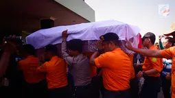 Petugas gabungan membawa peti jenazah korban jatuhnya helikopter milik Basarnas di Lanumad Ahmad Yani, Semarang (3/7). Upacara pelepasan tersebut dipimpin oleh Gubernur Jateng Ganjar Pranowo. (Liputan6.com/Gholib)