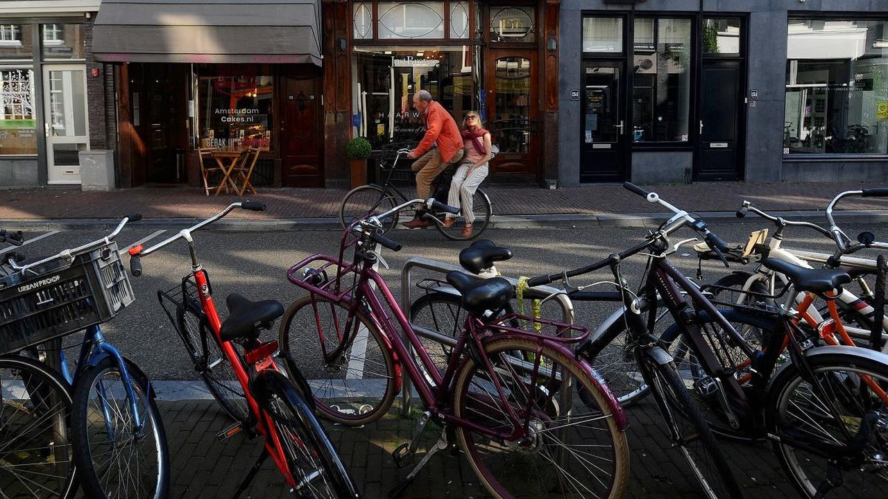 Warga berkendara menaiki sepeda di Amsterdam, Belanda, Selasa (21/5/2024). Amsterdam terkenal sebagai salah satu kota paling ramah sepeda di dunia. Bahkan, dijuluki sebagai 'Ibu Kota Sepeda Dunia'. Merdeka.com/Arie Basuki