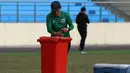 <p>Kualitas rumput lapangan yang buruk di Bai Bang dan Tam Nong yang menjadi tempat latihan Timnas Indonesia sejak mendarat di Vietnam dijadikan alasan Shin Tae-yong usai hasil buruk kontra tuan rumah. (Bola.com/Ikhwan Yanuar)</p>