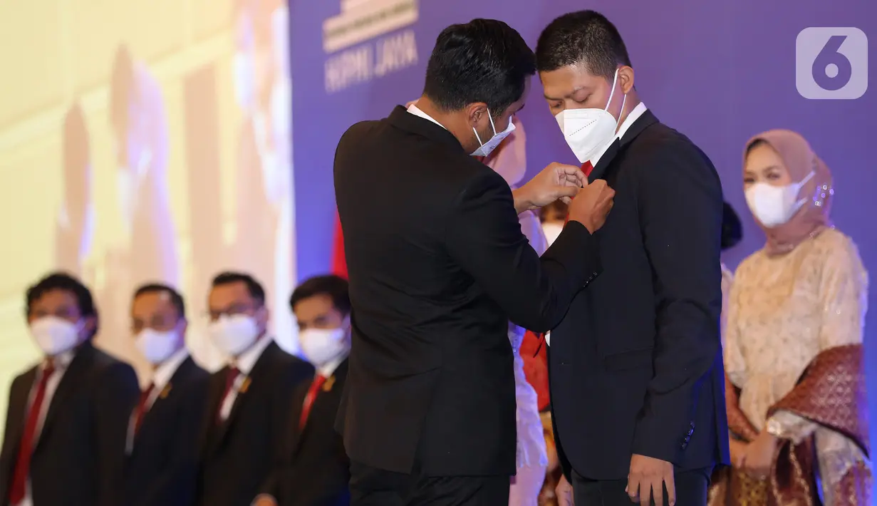 Ketua Umum BPD HIPMI Jaya Sona Maesana menyematkan pin kepada Pengukuhan Anggota Baru HIPMI Jaya Angkatan 2021 di The Tribrata Darmawangsa, Jakarta, Kamis (02/12/2021). Pengukuhan anggota baru dapat berkolaborasi dengan program pemerintah dalam membangun ekonomi Jakarta. (Liputan6.com/Fery Pradolo)