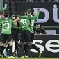 Para pemain Borussia Monchengladbach merayakan gol Marcus Thuram ke gawang AS Roma pada matchday keempat Liga Europa di Stadion IM Borussia-Park, Jumat (8/11/2019) dini hari WIB. Monchengladbach menang 2-1. (AP Photo/Martin Meissner)