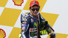 Pembalap Yamaha Valentino Rossi saat melakukan selebrasi usai finis ditempat ketiga pada lanjutan Balapan MotoGP di Sirkuit Sepang, MotoGP Malaysia, Minggu (25/10/2015). Rossi saat ini masih berada dipuncak klasemen umum MotoGP. (REUTERS/Olivia Harris)