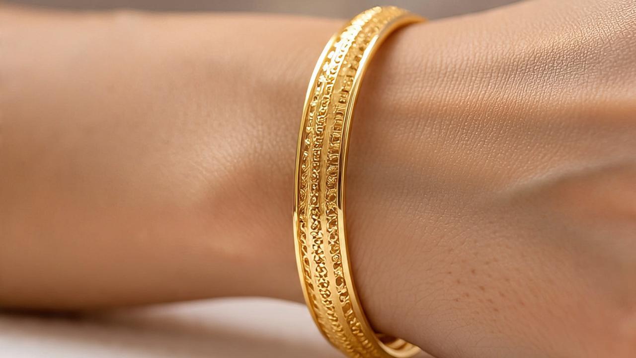 Gaya Simple tapi Mewah, Kenakan 7 Model Gelang Bangle Emas 24 Karat 5 Gram