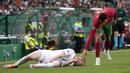 Pemain Portugal Cristiano Ronaldo (kanan) memeriksa pemain Republik Ceko Vaclav Jemelka saat dia berbaring di lapangan pada pertandingan sepak bola UEFA Nations League di Stadion Jose Alvalade, Lisbon, Portugal, 9 Juni 2022. Portugal menang 2-0. (AP Photo/Armando Franca)