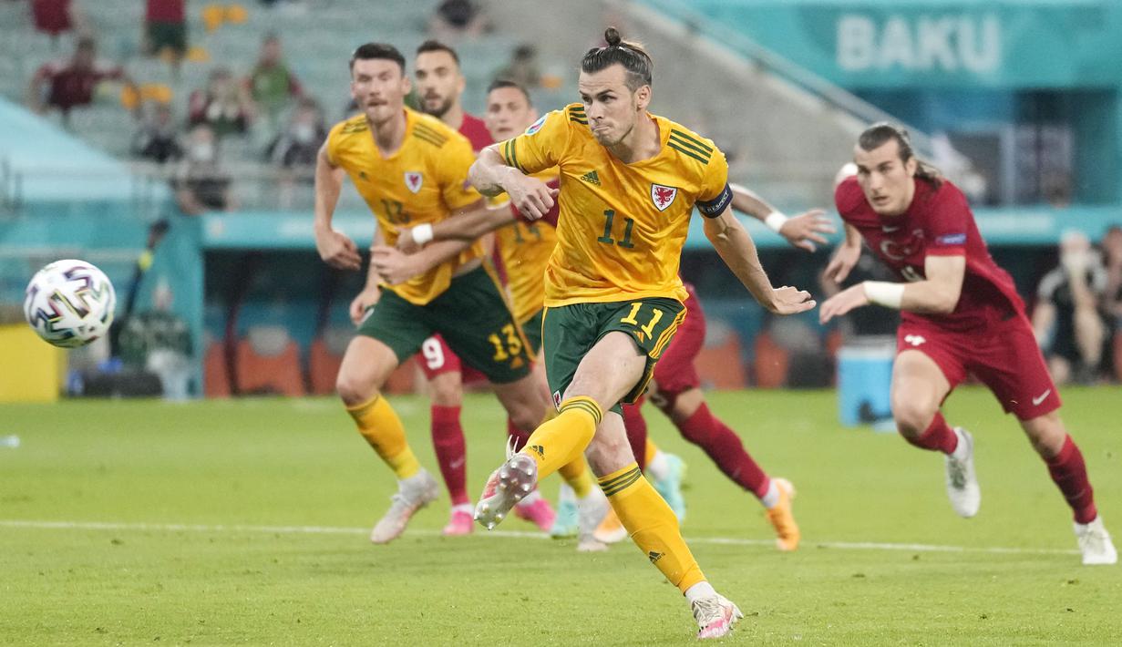 Tendangan penalti ngawur Bale itu lantas menjadi bahan olok-olok netizen di dunia maya. (AP/Darko Vojinovic, Pool)