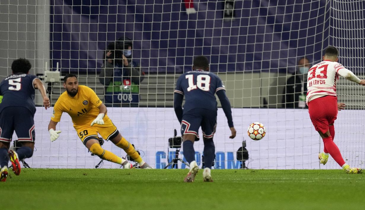 Sayang, eksekusi yang diambil langsung oleh Andre Silva masih mampu ditepis kiper PSG, Gianluigi Donnarumma. (AP/Michael Sohn)