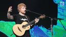 Ed Sheeran saat tampil menghibur penggemar dalam konser Divide World Tour 2019 di Stadion Utama Gelora Bung Karno, Jakarta Pusat (3/5/2019). Ed Sheeran membuka konser dengan lagu "Castle On The Hills". (Fimela.com/Bambang E. Ros)