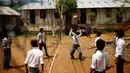 Durga Kami bermain voli bersama teman-teman sekelasnya selama jam istirahat di SMA Shree Kala Bhairab di Syangja, Nepal, 5 Juni 2016. Siapa sangka kakek berusia 68 tahun itu ternyata seorang siswa kelas X. (REUTERS/Navesh Chitrakar)