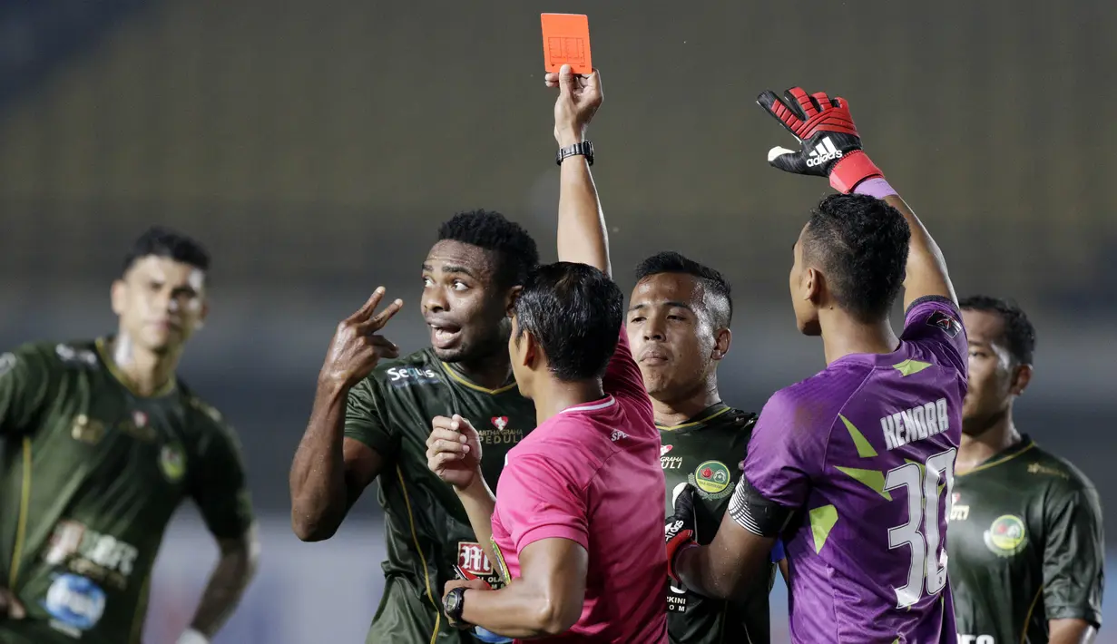 Striker Tira Persikabo, Osas Saha, mendapat kartu merah saat melawan Perseru Serui pada laga Piala Presiden 2019 di Stadion Si Jalak Harupat, Jawa Barat, Kamis (7/3).  (Bola.com/M Iqbal Ichsan)