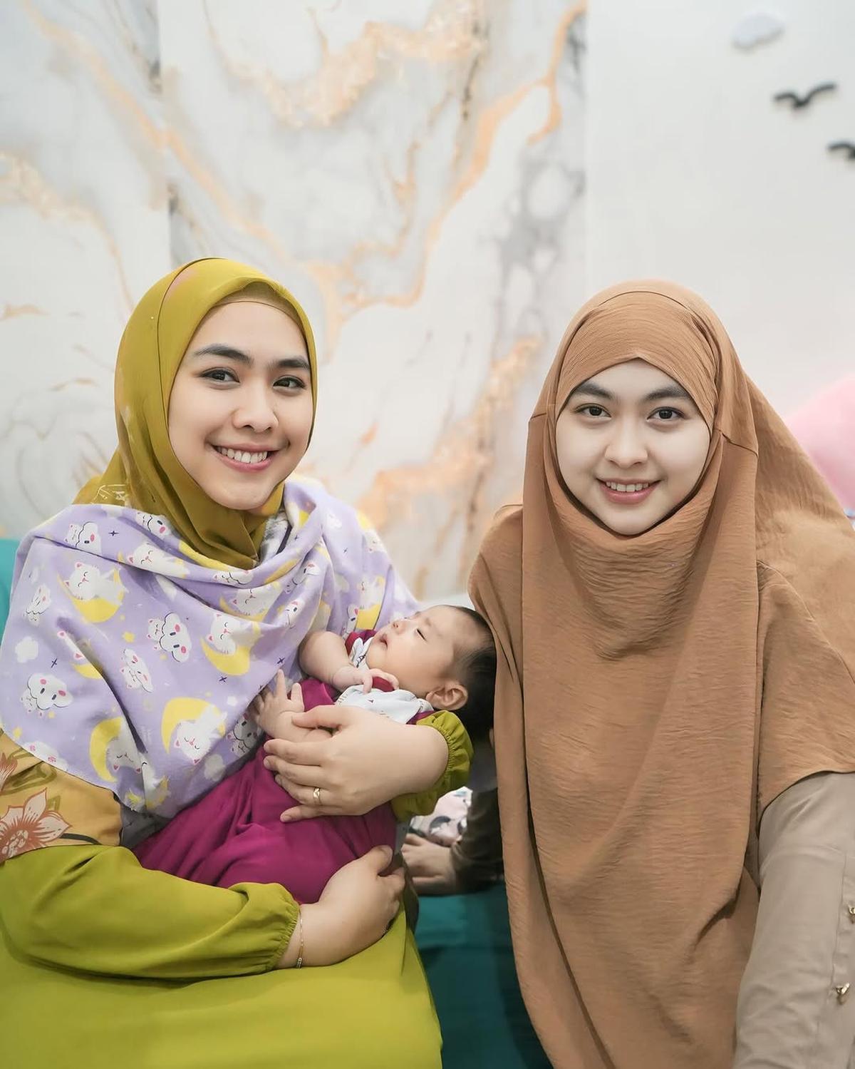 Potret Oki Setiana Dewi Kembali Kumpul Keluarga Bareng Ibu dan Adik-Adiknya, Bahagia Bertemu Keponakan