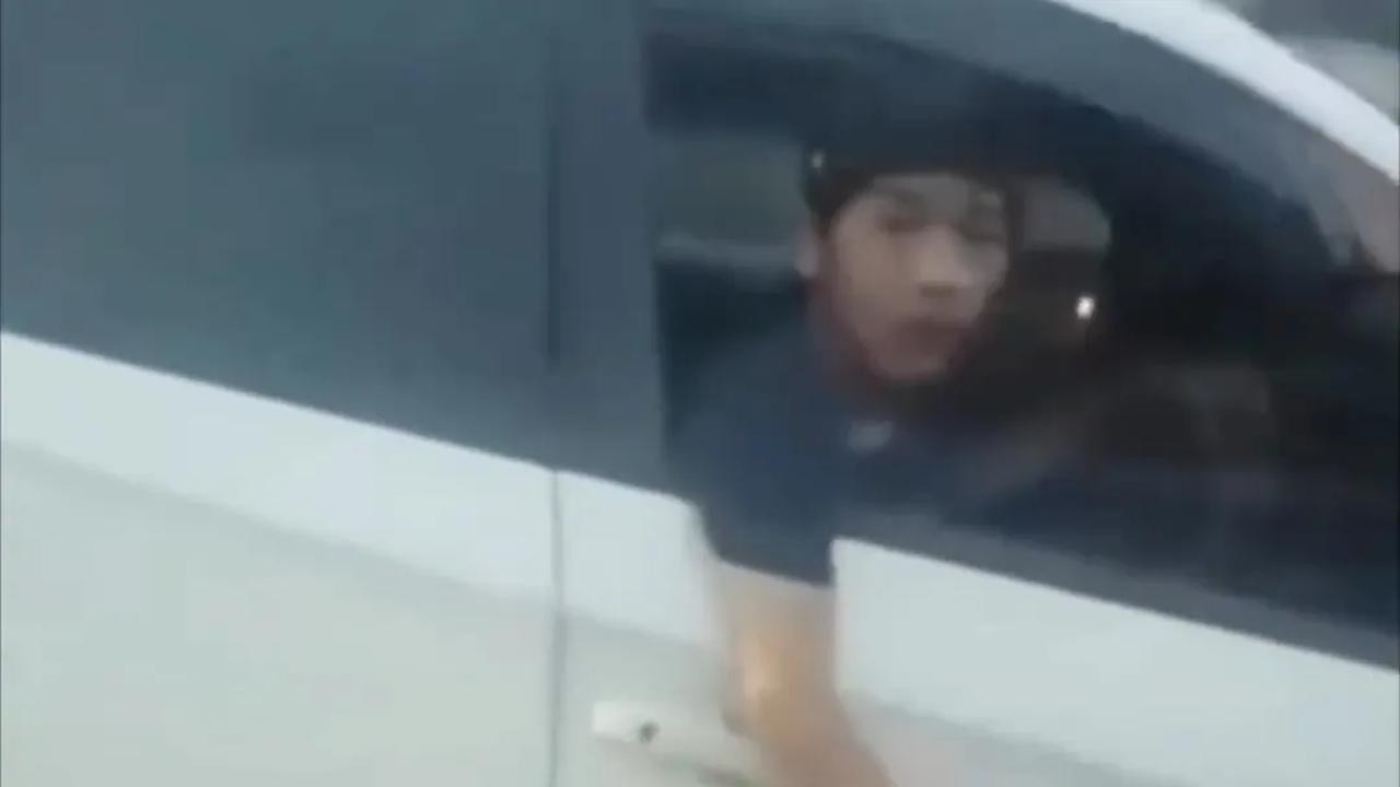 Video itu diunggah di akun Instagram @tangsel_update. Video itu memperlihatkan pengemudi mobil warna putih berjalan berdekatan memepetkan kendaraannya.&nbsp;