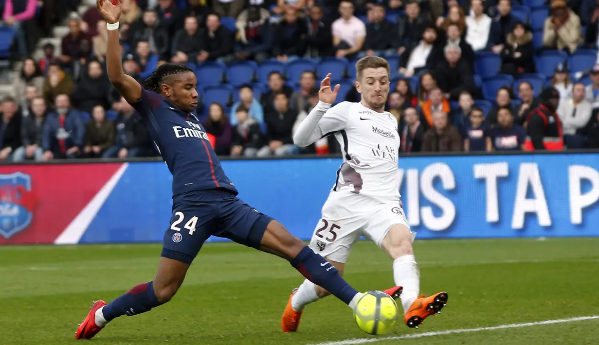 Pemain PSG, Christopher Nkunku (kiri) berusaha menjangkau bola dari kejaran pemain FC Metz,  Ivan Balliu pada lanjutan Ligue 1 Prancis di Parc des Princes Stadium, Paris (10/3/2018). PSG menang telak 5-0. (AP/Thibault Camus)