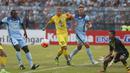 Pemain Persela Lamongan, Herman Dzumafo (kiri), mencoba mencetak gol ke gawang Gresik United dalam laga Torabika Soccer Championship presented by IM3 Ooredoo di Stadion Surajaya, Lamongan, Sabtu (30/4/2016). (Bola.com/Fahrizal Arnas)