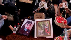 Foto pramugari Nam Air, Isti Yudha Prastika (34) yang menjadi korban jatuhnya pesawat Sriwijaya Air SJ 182 diletakkan di atas pusaranya di TPU Pondok Petir, Depok, Sabtu (16/1/2020). Pada saat kejadian Isti dalam status sebagai penumpang Sriwijaya Air. (merdeka.com/Arie Basuki)