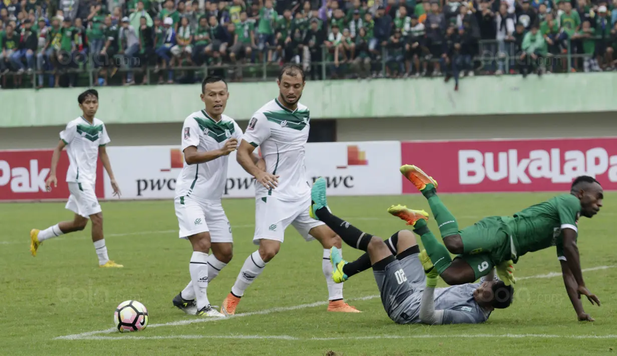 Striker Persebaya, Riky Kayame, terjatuh di kotak penalti PSMS pada laga perempat final Piala Presiden di Stadion Manahan, Solo, Sabtu, (3/2/2018). PSMS menang adu penalti atas Persebaya dengan skor 4-3. (Bola.com/M Iqbal Ichsan)