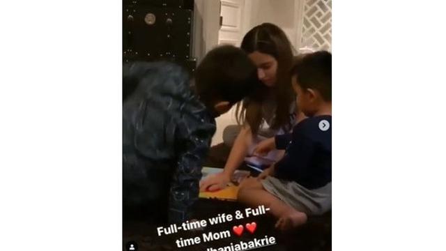 Larang Anak Makan Nasi, Ini 4 Bukti Nia Ramadhani Jadi Ibu yang Disiplin