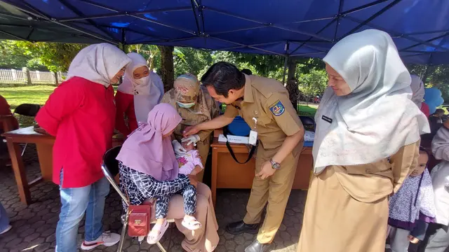 Pemberian imunisasi polio yang dilaksanakan UPT Puskesmas Cinere, Kota Depok.