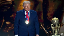 Trofi FIFA Peace Price diserahkan langsung oleh Presiden FIFA Gianni Infantino ke Donald Trump dalam acara pengundian Piala Dunia 2026 di Kennedy Center, Washington D.C, Jumat (5/12025). (Dok. AP)