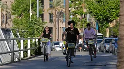 Beberapa pemuda bersepeda di Beirut, Lebanon (11/6/2020). Belakangan ini, kegiatan bersepeda menjadi aktivitas yang lazim di Lebanon, dengan semakin banyak pemuda dan pemudi melakukannya sejak pemerintah memberlakukan pembatasan guna meredam pandemi COVID-19. (Xinhua/Bilal Jawich)