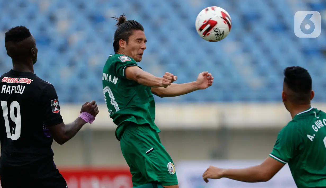 Pemain PS Sleman, Kim Jefferey Kurniawan (tengah) menghalau bola dengan sundulan dalam pertandingan Babak Penyisihan Grup C Piala Menpora 2021 melawan PS Sleman di Stadion Si Jalak Harupat, Bandung, Kamis (1/4/2021). PSS Sleman berhasil menang 1-0 atas Persik Kediri. (Bola.com/Ikhwan Yanuar)