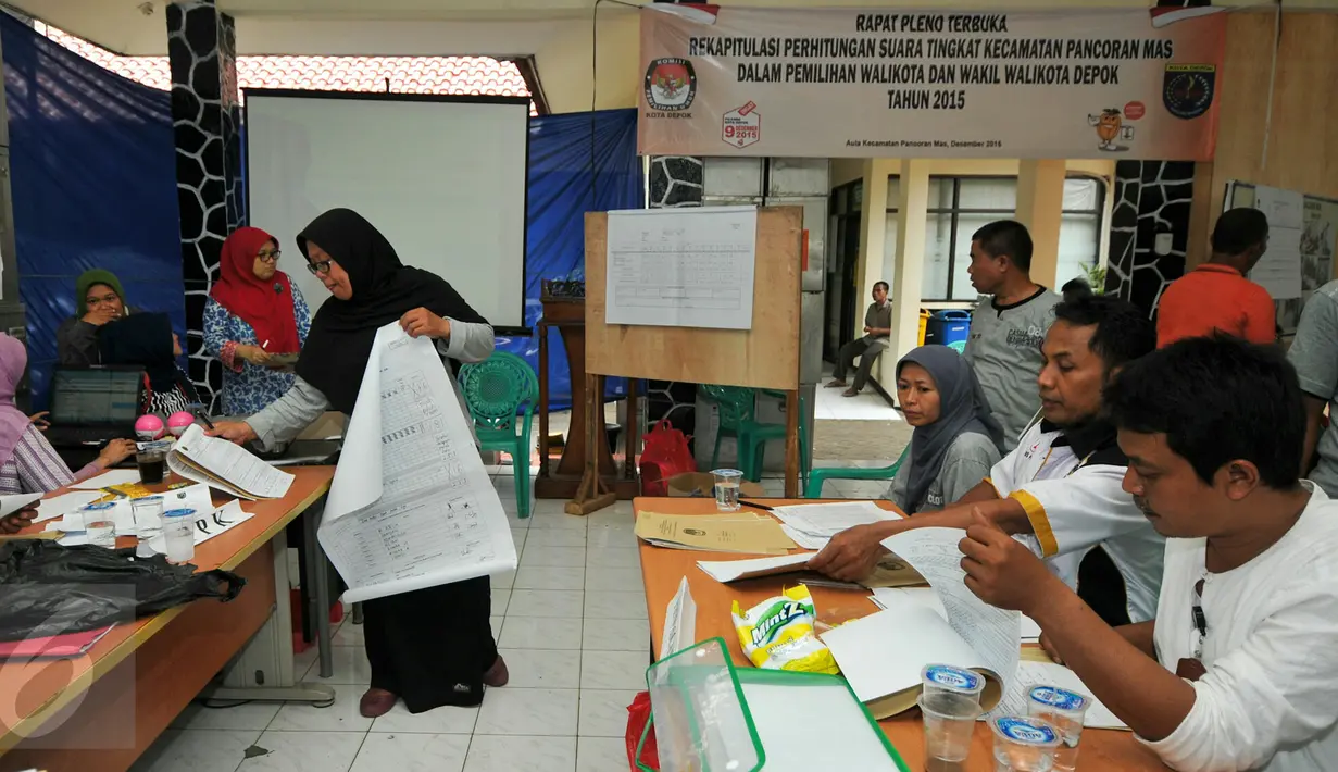 Petugas PPK merekapitulasi hasil penghitungan perolehan suara pemilihan walikota dan wakil walikota Depok dari masing-masing kelurahan di Kecamatan Pancoran Mas, Depok, Jumat (11/12/2015). (Liputan6.com/Yoppy Renato)