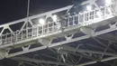 Sejumlah TNI tiba di Atap Stadion Gelora Bung Karno untuk memulai proses evakuasi. (Bola.com/Vitalis Yogi Trisna)