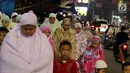 Jemaah wanita melaksanakan salat tarawih hingga ke badan jalan akibat melubernya Musala Miftahul Jannah di Kawasan Pasar Gembrong, Jakarta, Kamis (17/5). (Liputan6.com/JohanTallo)