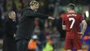 Pelatih Liverpool, Juergen Klopp (kiri) memberikan arahan kepada James Milner saat melawan Maribor pada laga Liga Champions grup E di Stadion Anfield, Liverpool, (1/11/2017). Liverpool menang 3-0. (AP/Rui Vieira)