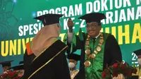 Rektor Universitas Muhammadiyah Jakarta (UMJ) Ma'mun Murod saat prosesi wisuda. (Istimewa)
