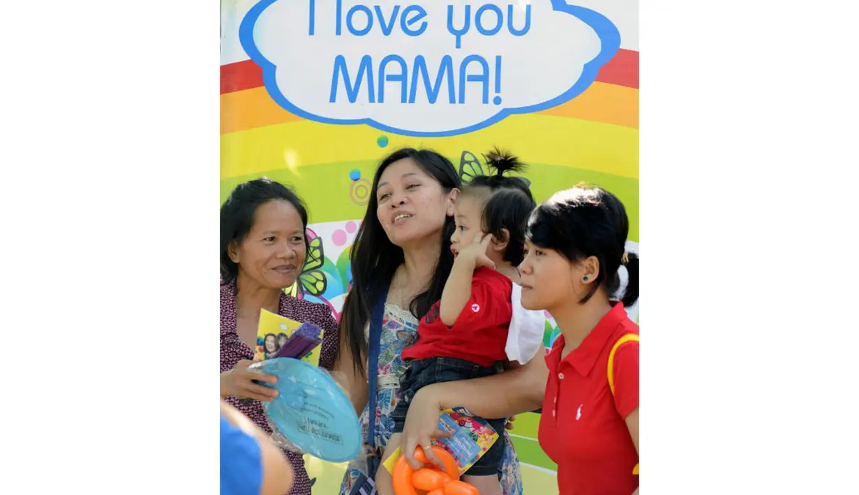 Hari Ibu menjadi populer di Filipina dalam beberapa tahun terakhir sebagai cara bagi orang untuk menunjukkan cinta dan menghormati ibu mereka, (11/5/2014). (AFP PHOTO/Jay Directo)