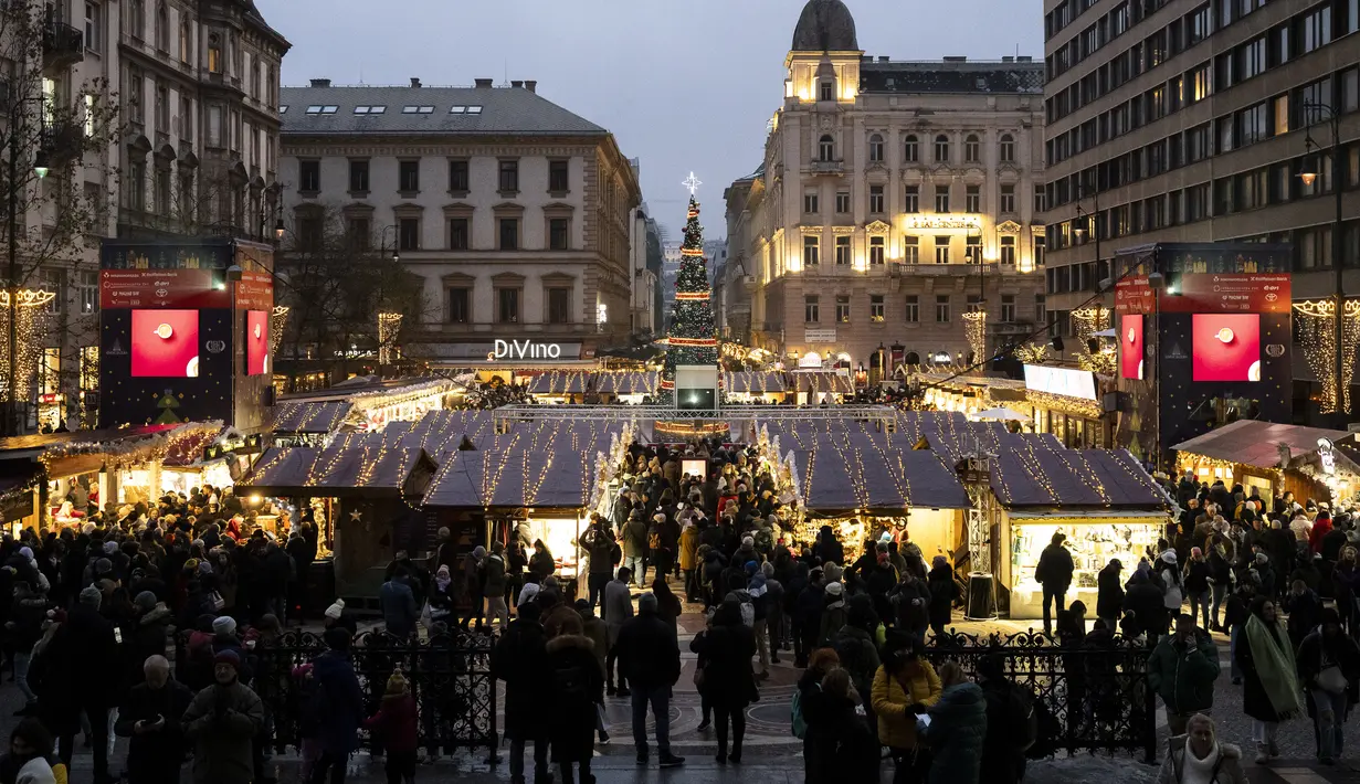 Harga makanan khususnya telah mengalami peningkatan dramatis. Hungaria memulai tahun ini dengan harga bahan makanan melonjak hampir 50% dibandingkan dengan tahun sebelumnya, menurut kantor statistik Uni Eropa, Eurosta.  (AP Photo/Denes Erdos)